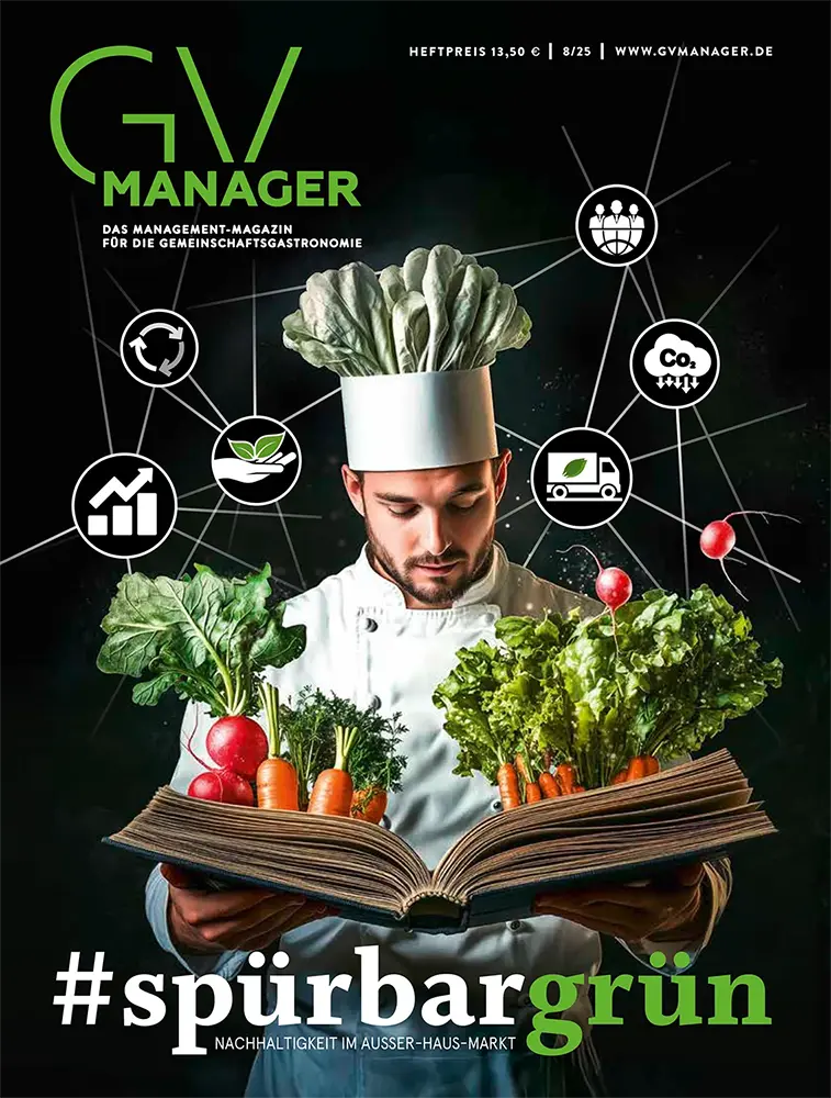 Titelbild des GV Manager Magazins: Koch mit Gemüse im Kochhut und in den Händen, blickt in ein aufgeschlagenes Buch, umgeben von Symbolen für Nachhaltigkeit, Recycling und CO₂-Reduktion. Text: #spürbargrün – Nachhaltigkeit im Außer-Haus-Markt.