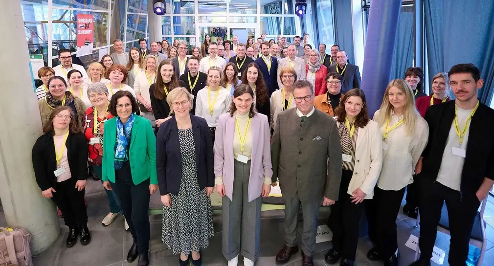 Abschlussveranstaltung mit Teilnehmenden eines Fach-Events im Konferenzzentrum – Gruppenfoto mit Netzwerk-Charakter.